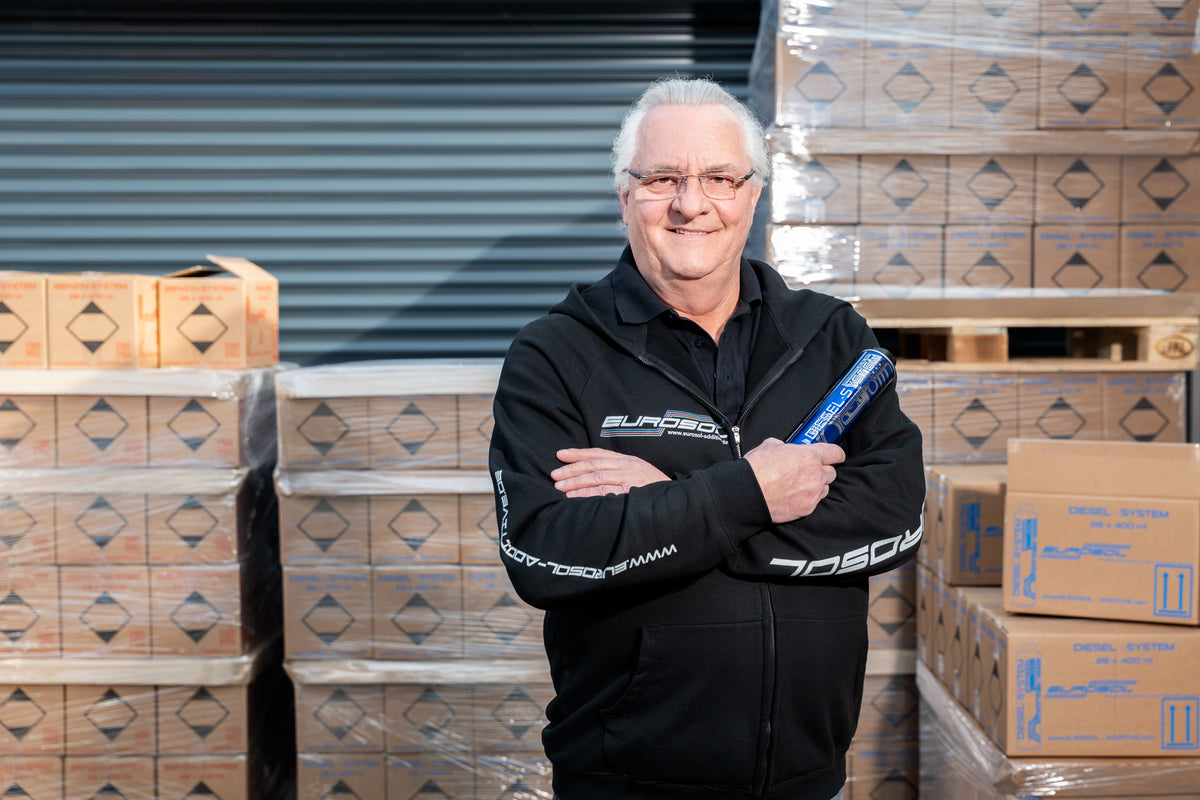 Helmut Ohnheiser mit EUROSOL Diesel-System im Produktlager