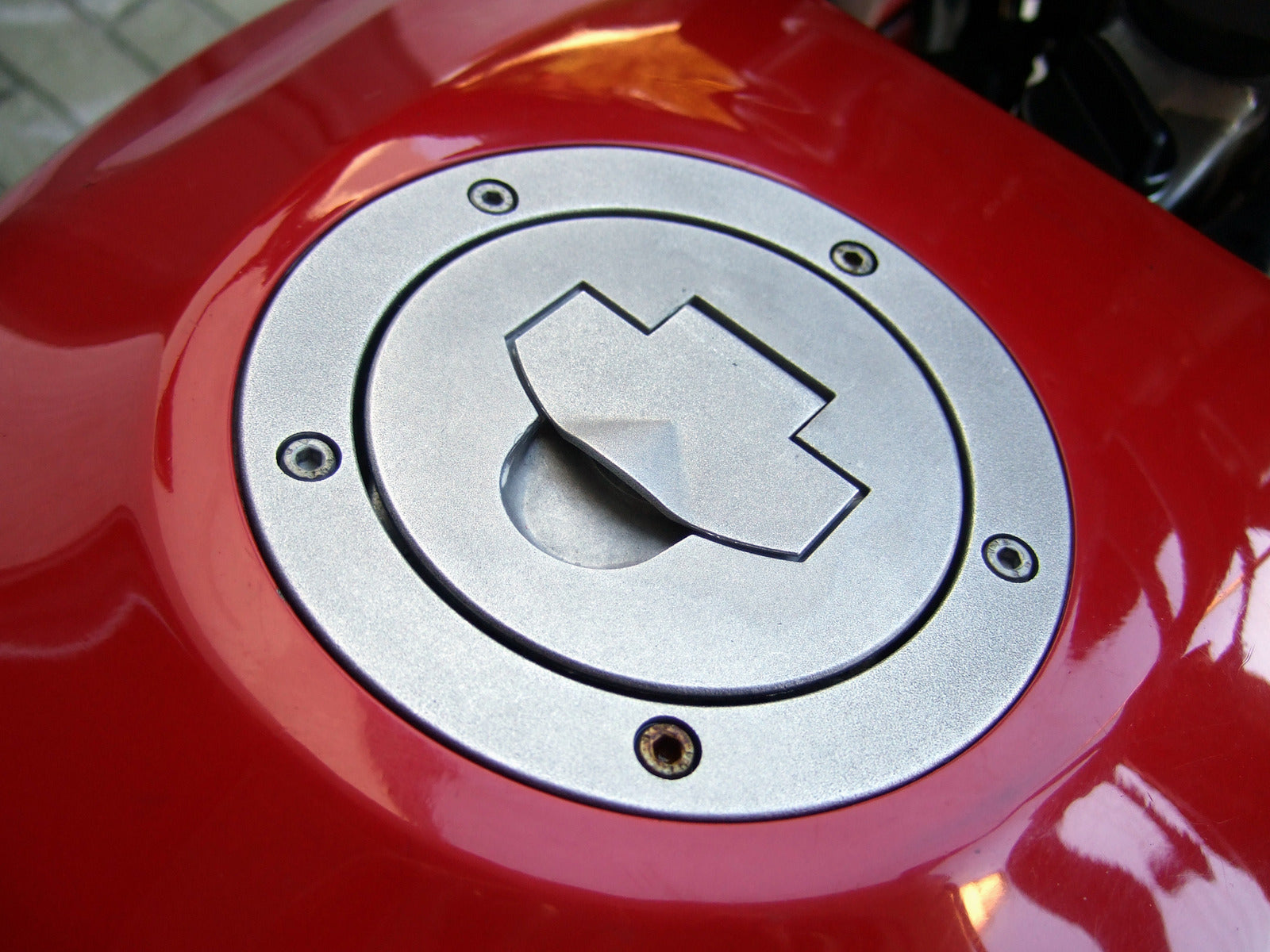 Roter Motorradtank mit geschlossenem Tankdeckel