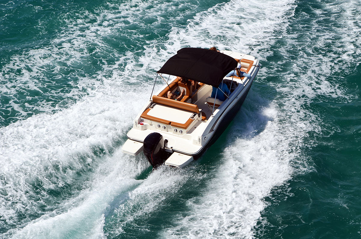 Motorboot mit Außenbordmotor in Fahrt