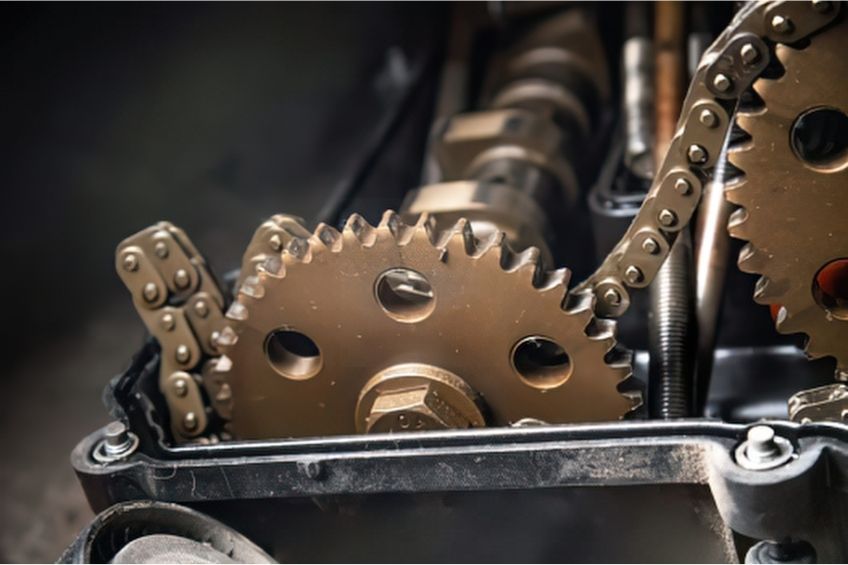 Steuerkette und Zahnräder eines geöffneten Motorradmotors